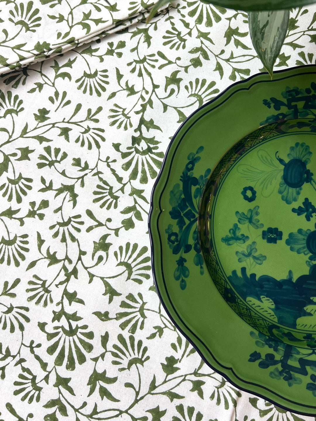 Trailing Florets Tablecloth in Green