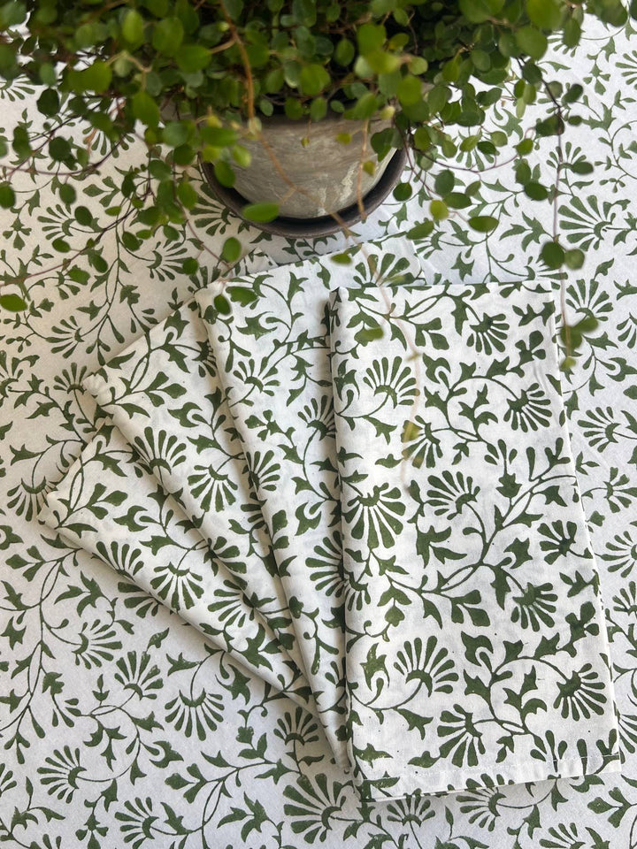 Trailing Florets Tablecloth in Green, 120x70"