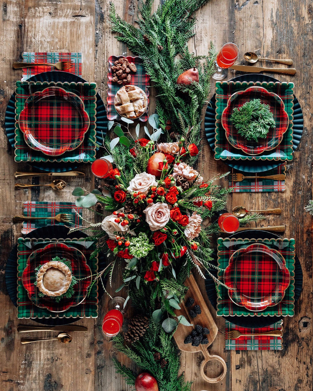 Christmas Plaid Square Scalloped Plates, Green